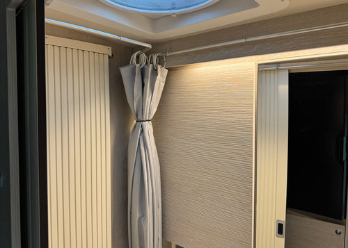 Duschvorhangschiene mit Duschvorhang in der Aufbewahrungsposition