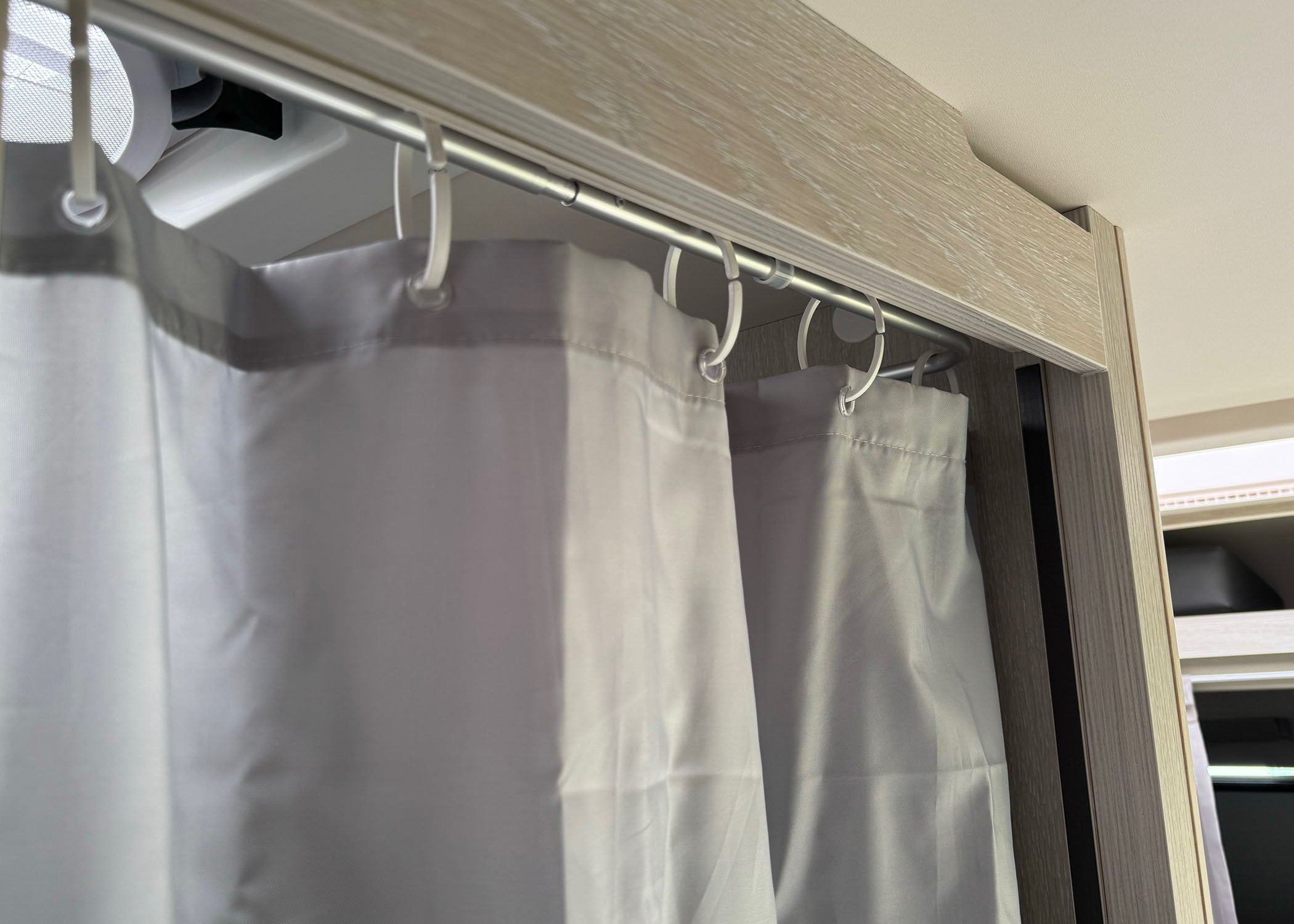Duschvorhangschiene mit Duschvorhang im Camper Bad 
