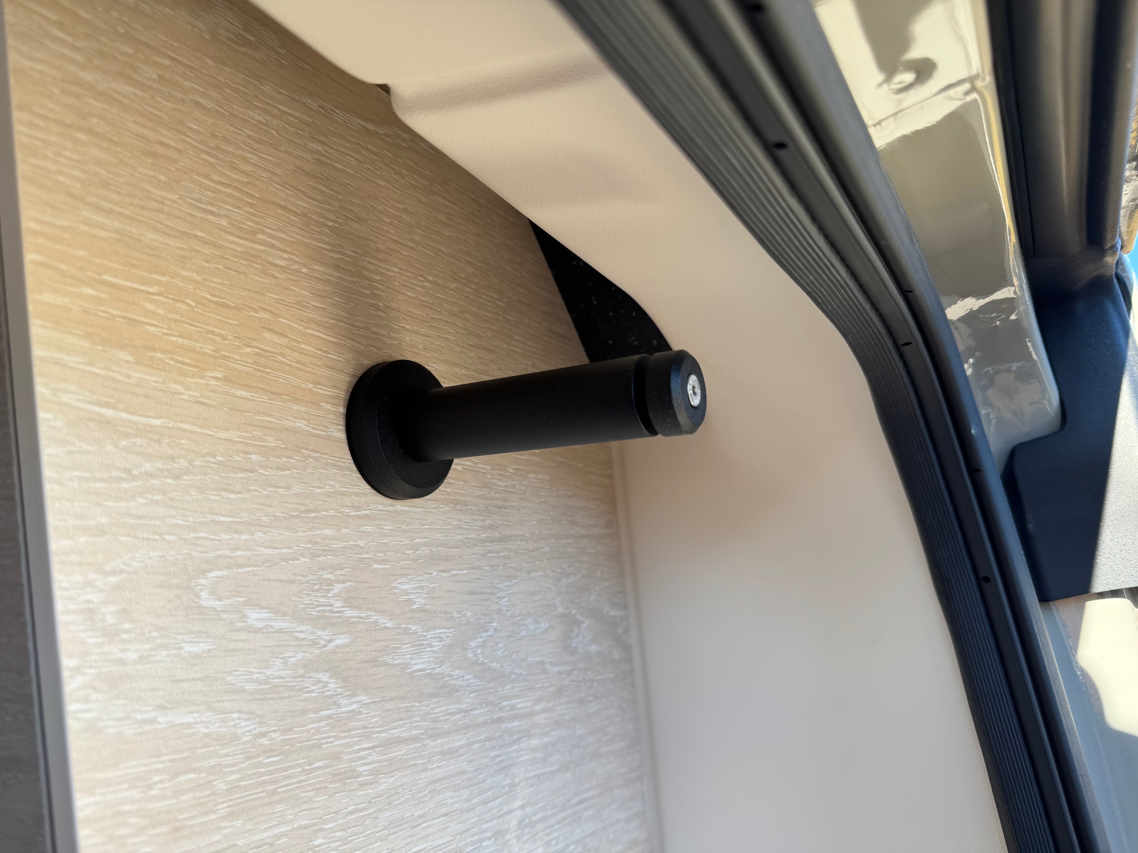 Modularer Befestigungshalter montiert am Innenausbau. 