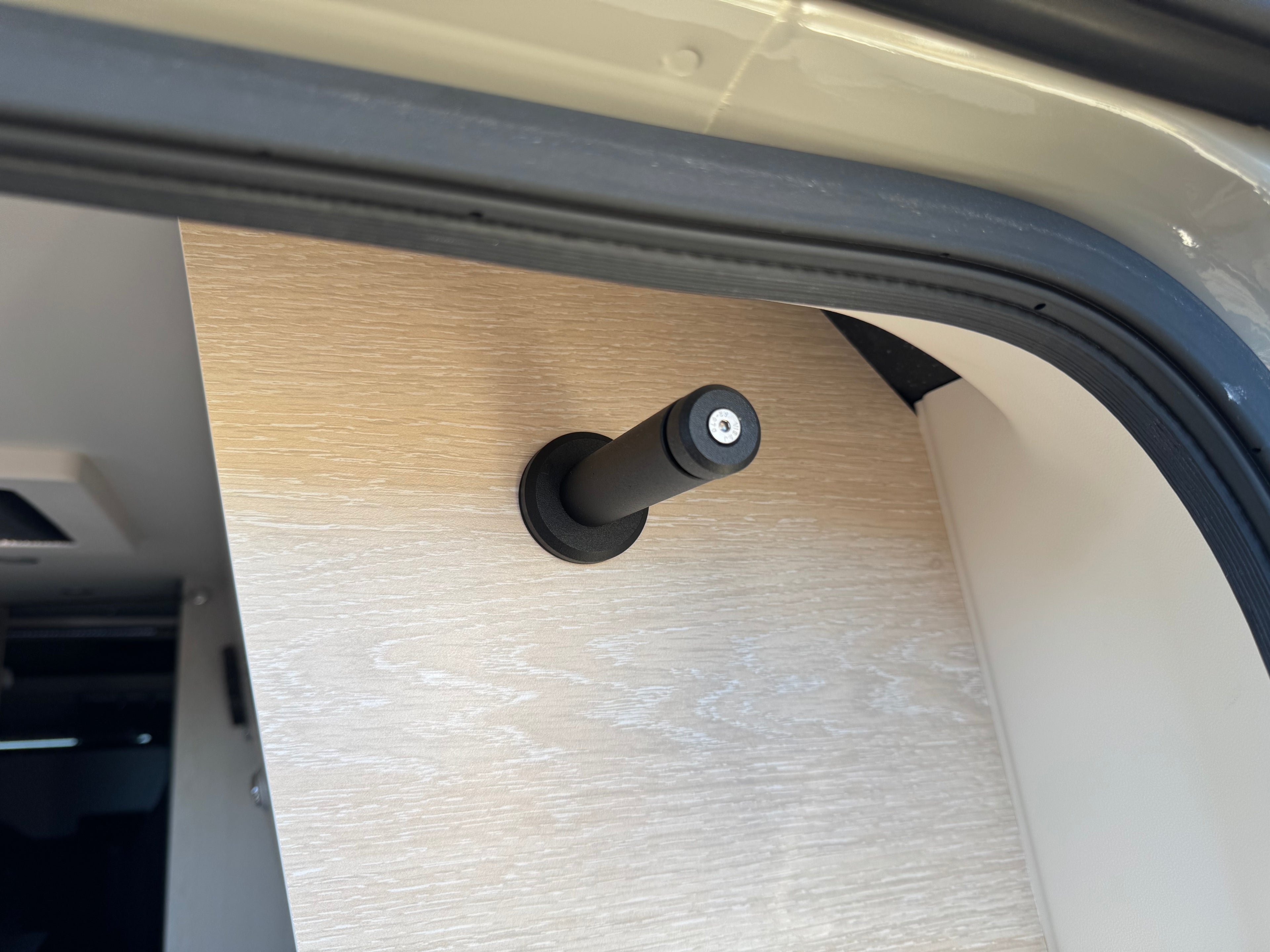 Modularer Befestigungshalter montiert am Innenausbau